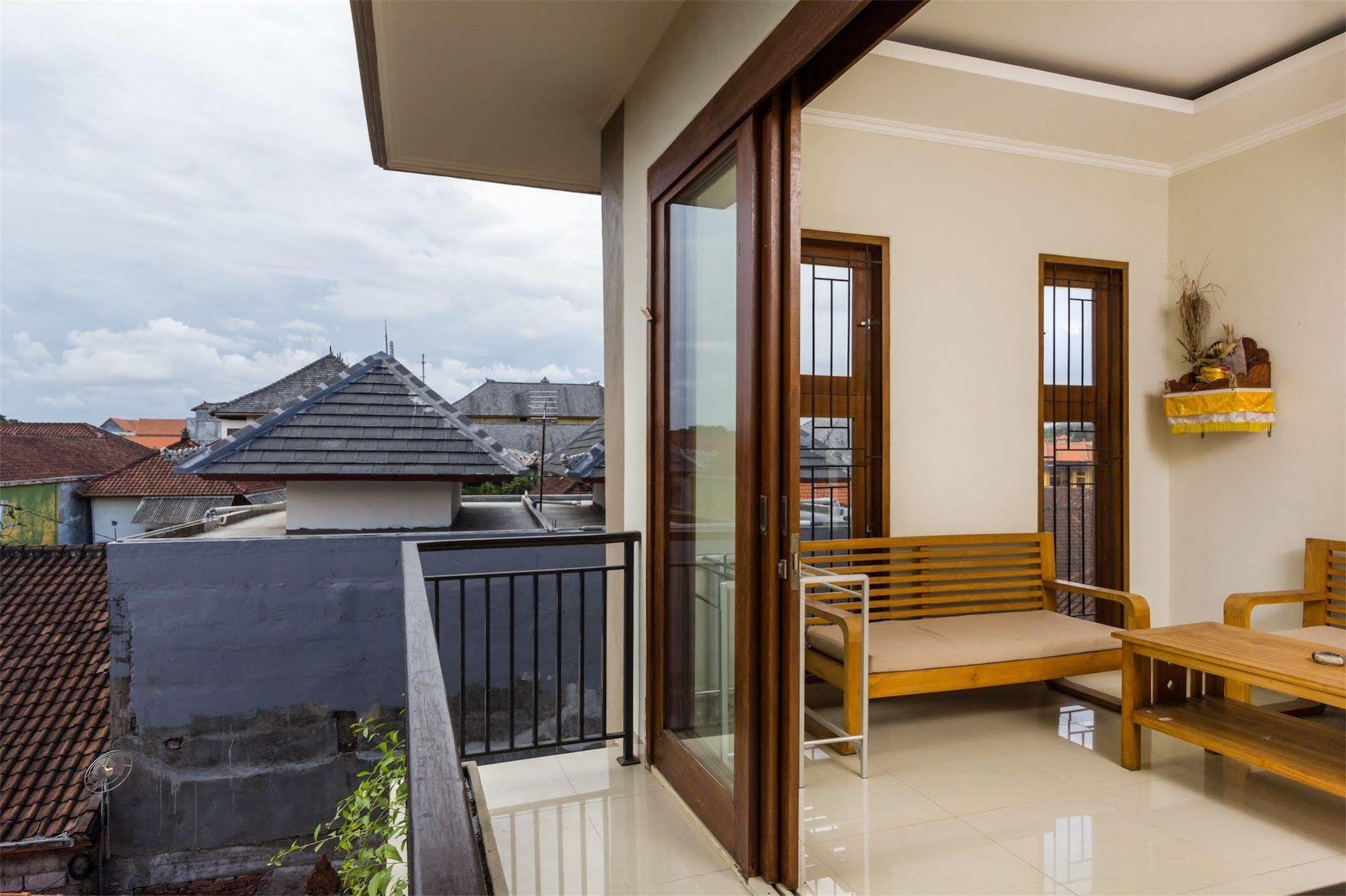 Reddoorz @ Poppies Lane Two Hotel Kuta  Exterior photo