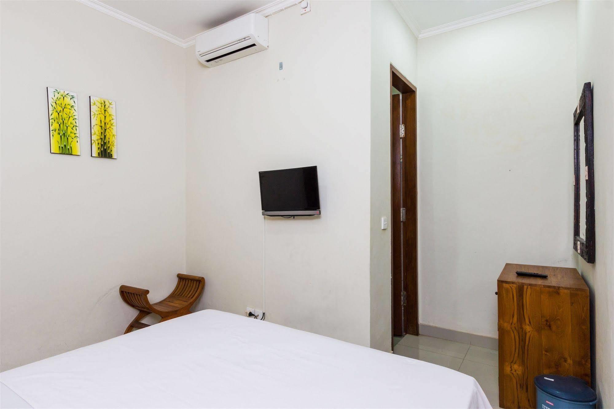 Reddoorz @ Poppies Lane Two Hotel Kuta  Exterior photo