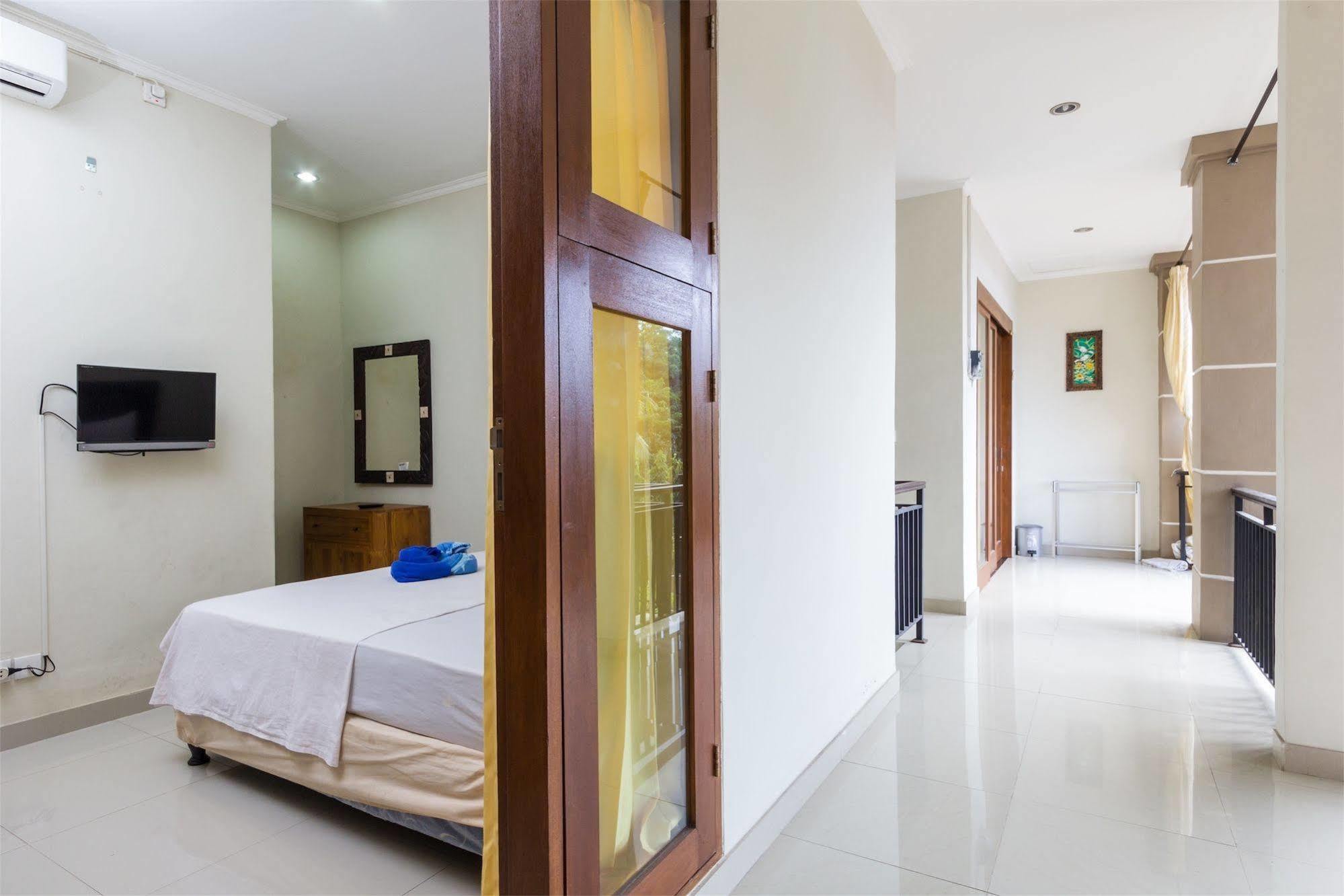 Reddoorz @ Poppies Lane Two Hotel Kuta  Exterior photo